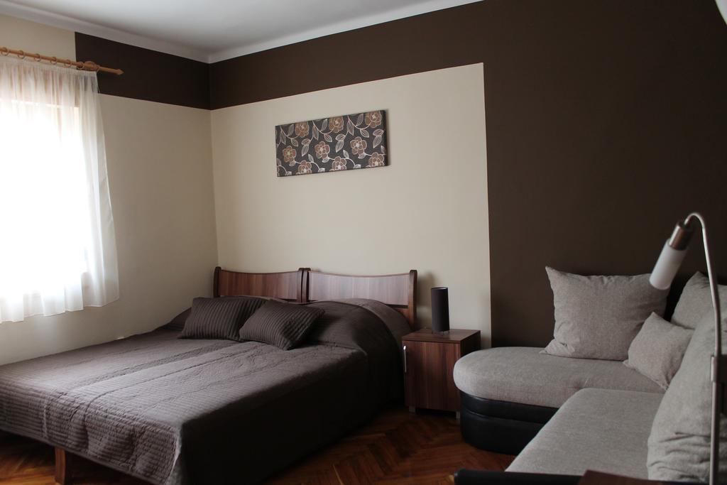 Ferienwohnung Stilus Apartman Szekszárd Zimmer foto