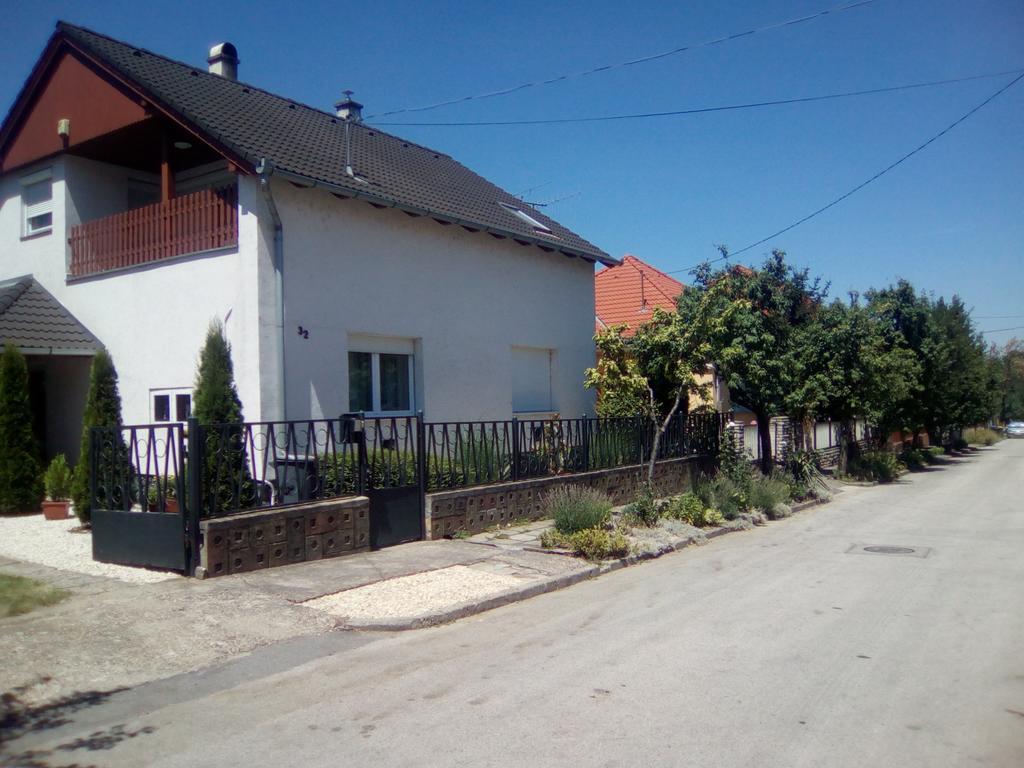 Ferienwohnung Stilus Apartman Szekszárd Exterior foto