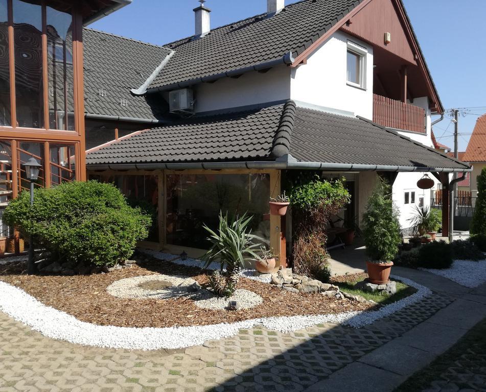 Ferienwohnung Stilus Apartman Szekszárd Exterior foto